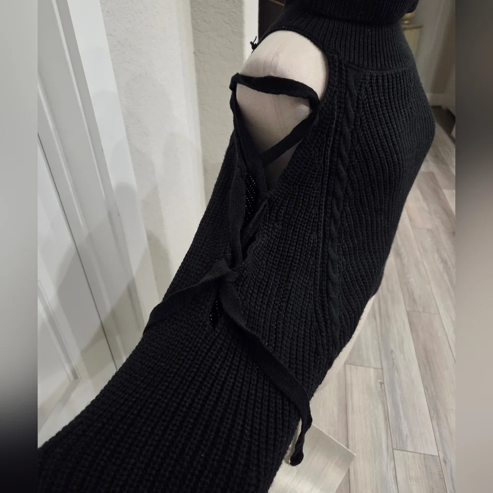 HYFVE WOMEN'S BLACK CUTOUT CROPPED TURTLENECK SIZE LARGE NWT